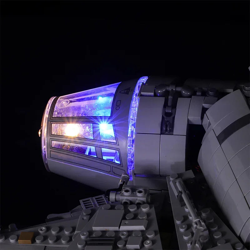 Beleuchtetes Cockpit eines grauen Raumschiffmodells aus Klemmbausteinen vor schwarzem Hintergrund