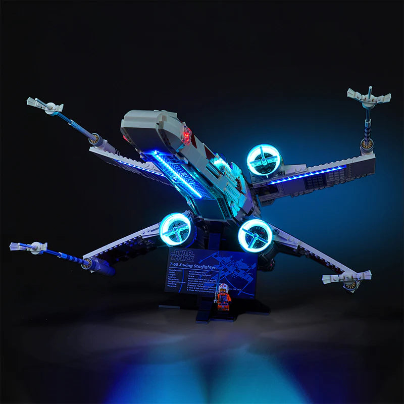 Beleuchtetes Lego Star Wars X-Wing Modell mit Ständer und Minifigur vor schwarzem Hintergrund