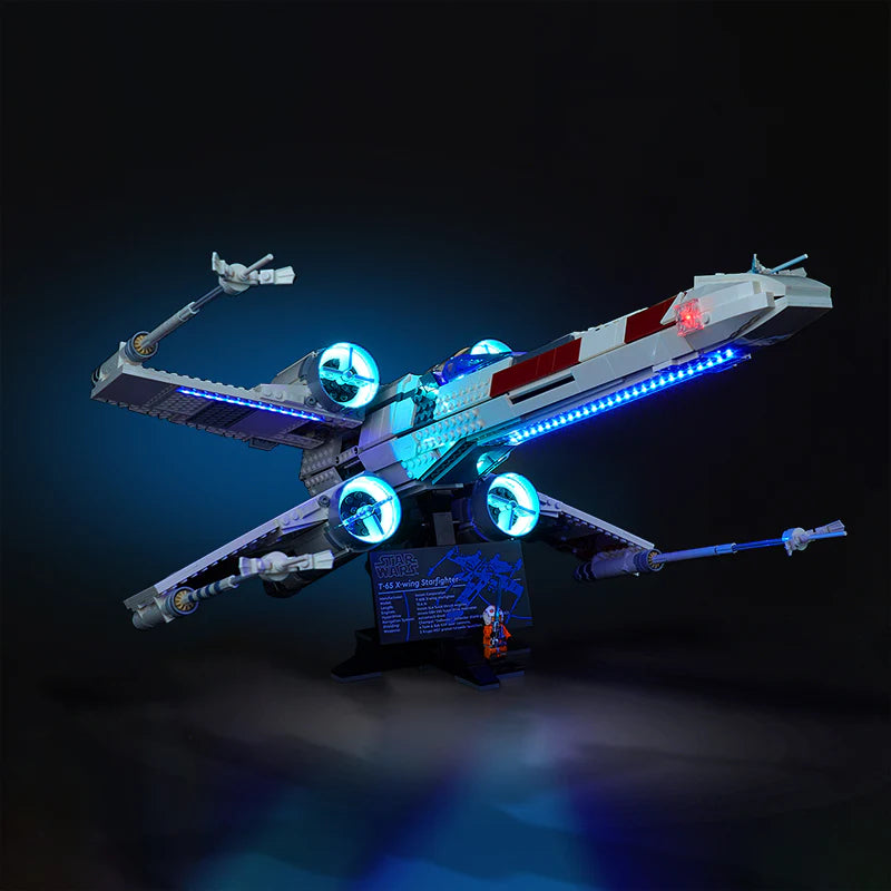 Beleuchtetes Lego Star Wars X-Wing Modell auf schwarzem Hintergrund