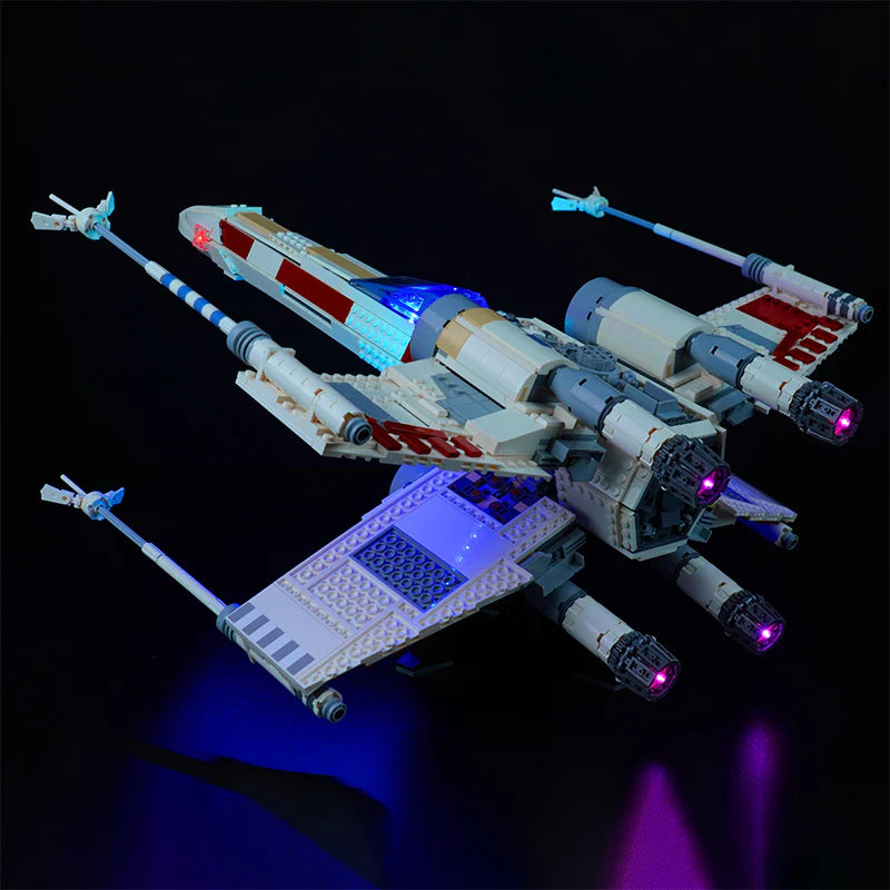 Beleuchtetes X-Wing Sternenjäger Modell aus Klemmbausteinen vor schwarzem Hintergrund