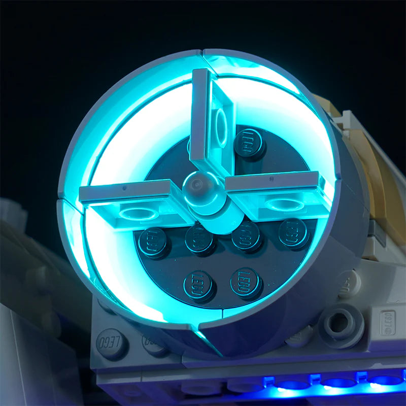 Beleuchtetes rundes Triebwerk eines Lego Raumschiff Modells mit blauem Licht