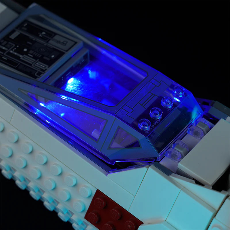 Beleuchtetes Cockpit eines Raumschiffmodells aus Kunststoffbausteinen