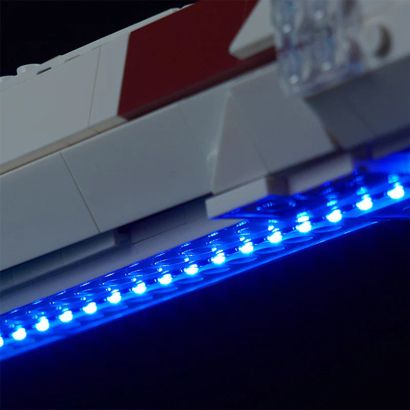 Blaue LED Beleuchtung an einem weißen Modellbauteil