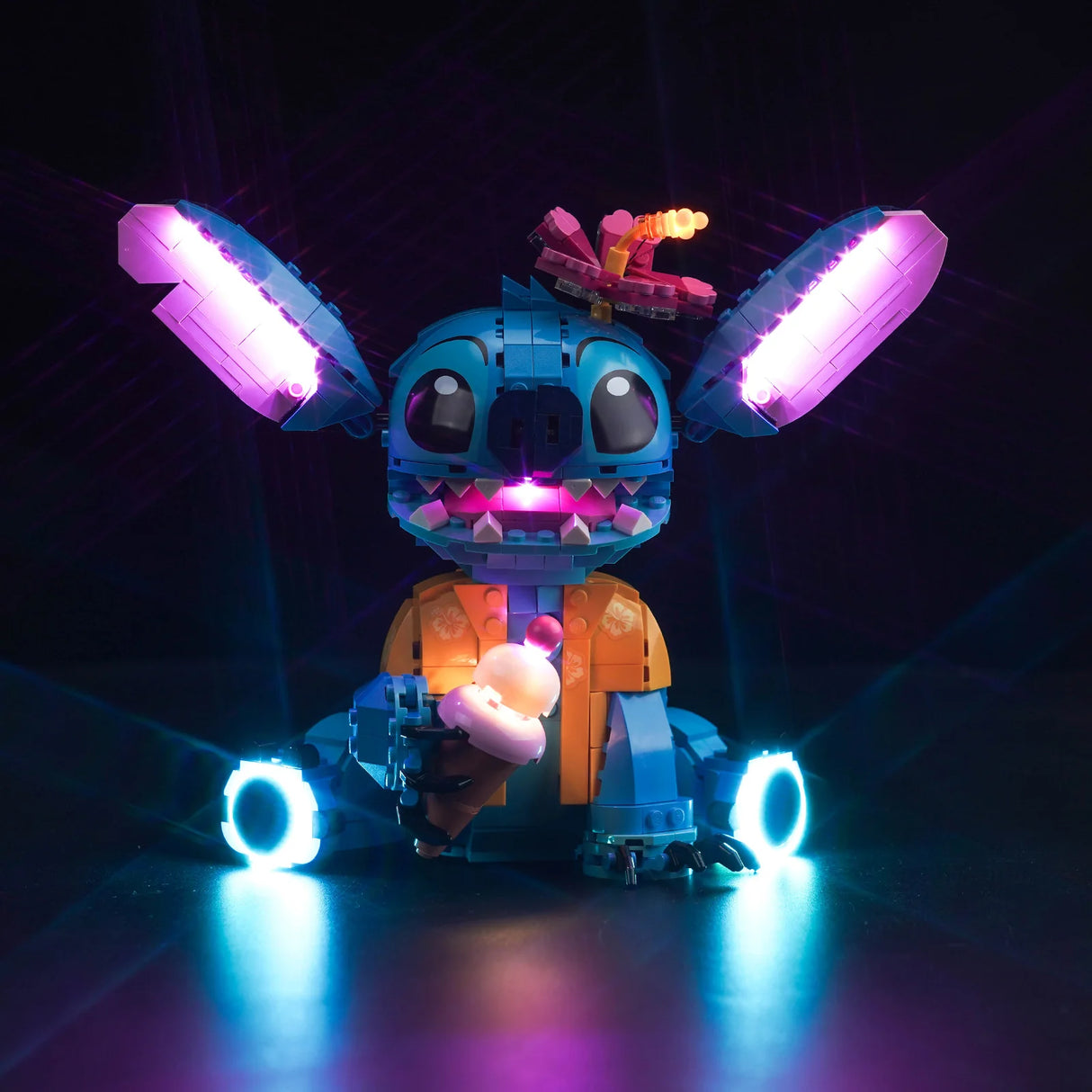 Beleuchtete Stitch Lego Figur mit Eiswaffel vor dunklem Hintergrund