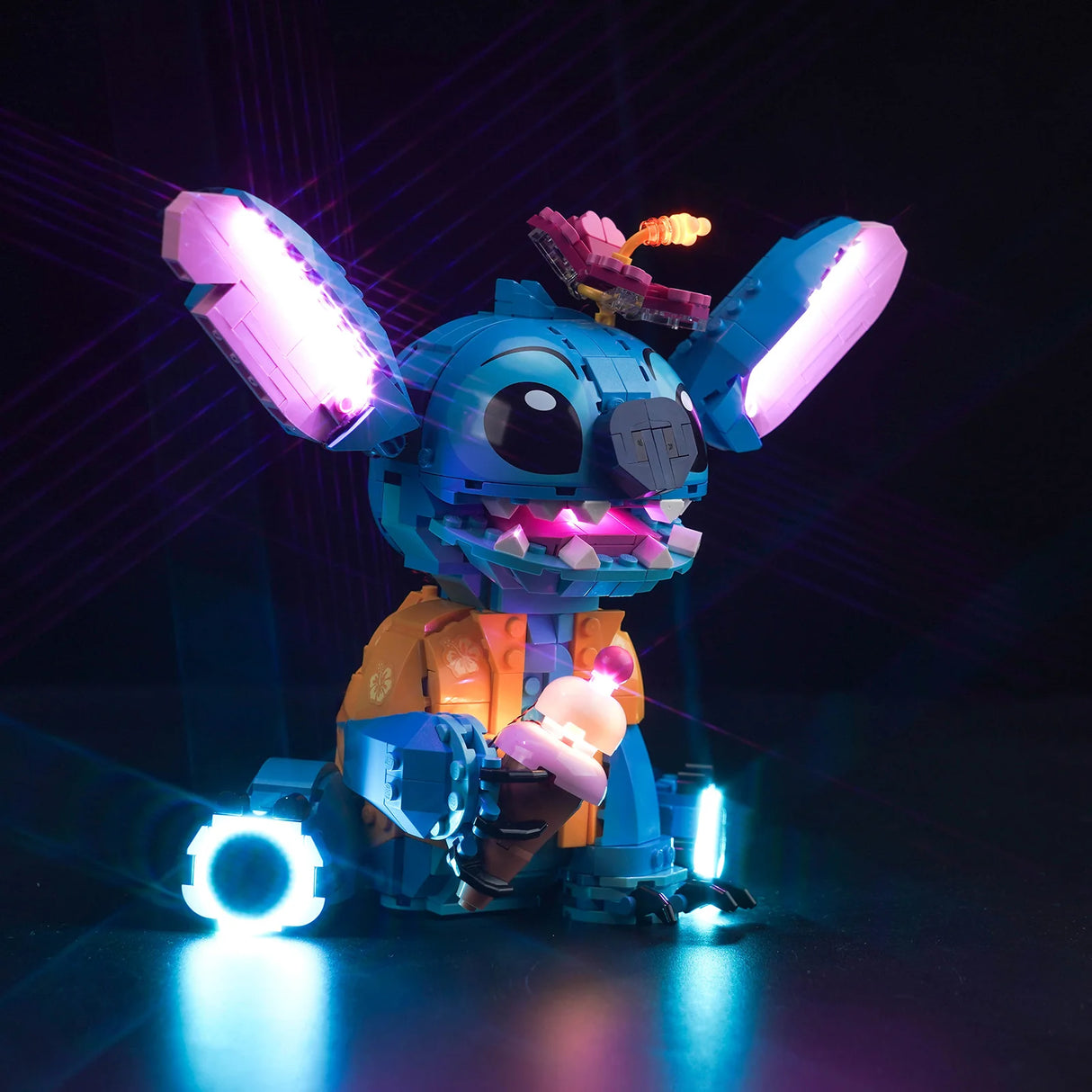 Beleuchtete Lego Stitch Figur mit Eiswaffel vor dunklem Hintergrund