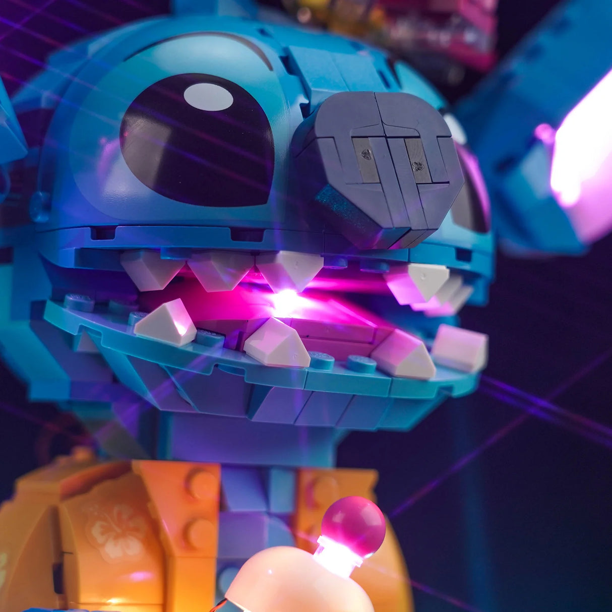 Nahaufnahme einer Stitch Lego Figur mit leuchtenden rosa LED Effekten
