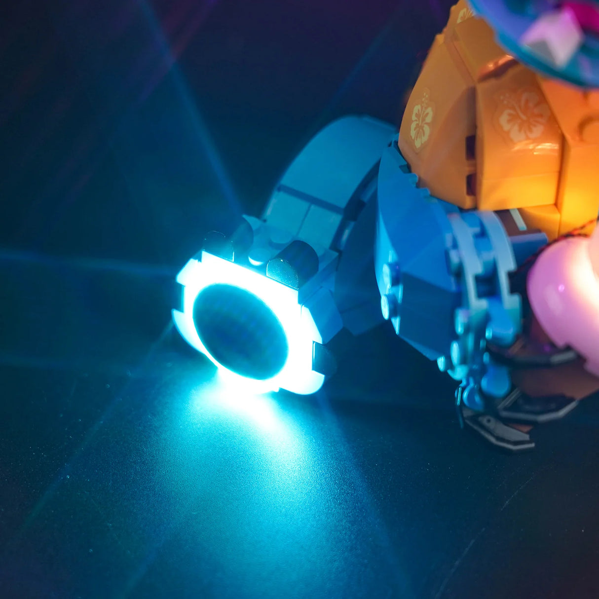 Nahaufnahme einer leuchtenden Lego Figur mit blauem Lichteffekt