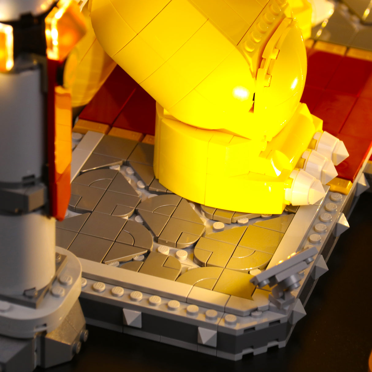 Gelbe Lego Figur steht auf einem grauen Steinboden
