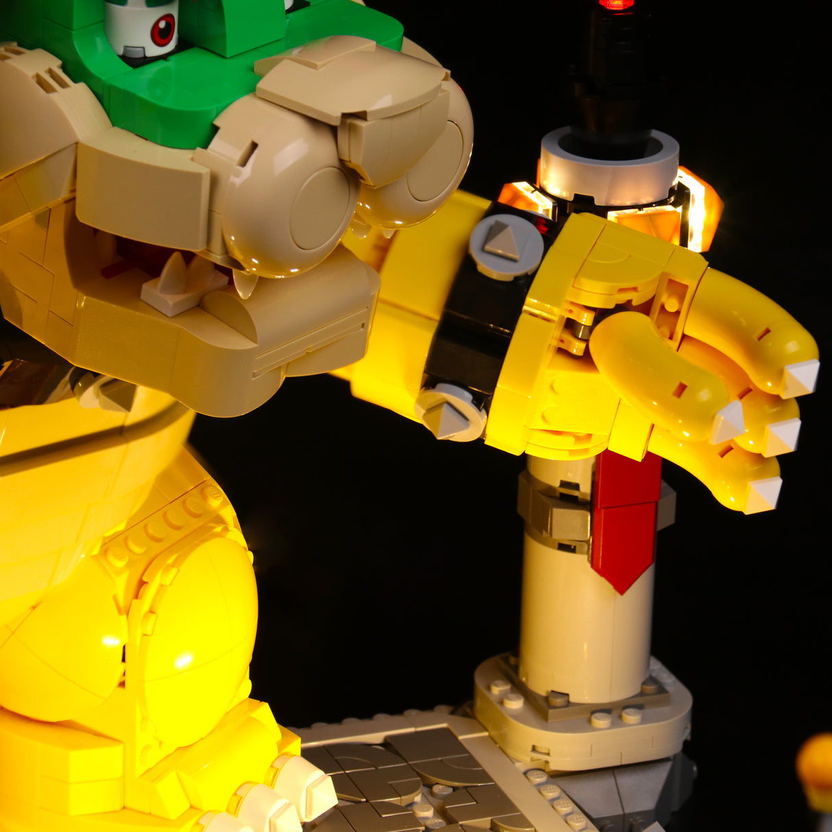 Nahaufnahme einer Bowser Lego Figur mit Beleuchtung