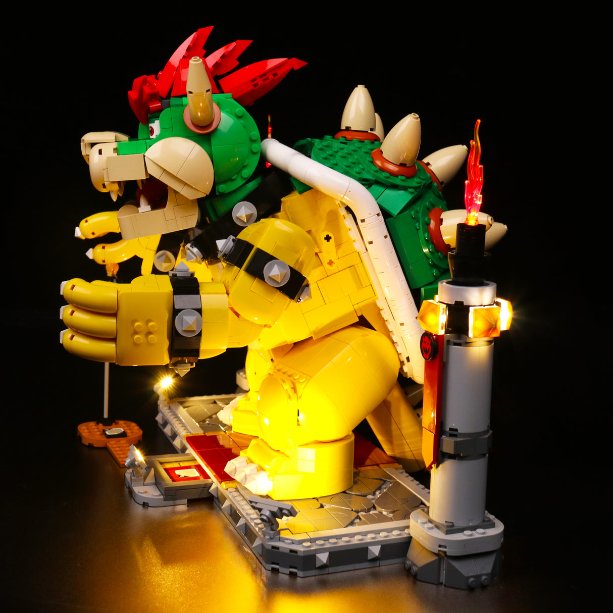 Beleuchtetes Lego Modell von Bowser auf einer Plattform mit Fackeln