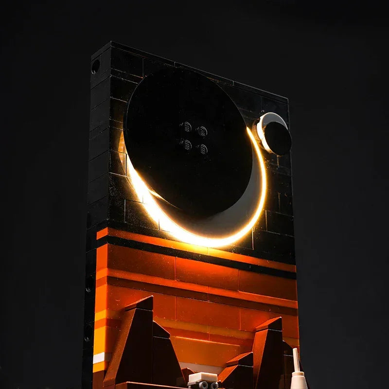 Lego Modell einer Sonnenfinsternis vor einem orangefarbenen Horizont
