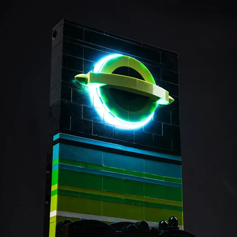 Beleuchtetes Lego Modell eines kreisförmigen Logos vor schwarzem Hintergrund
