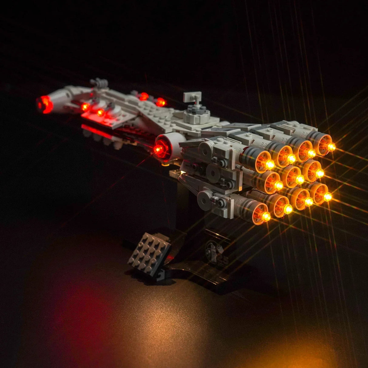 Beleuchtetes Lego Modell eines Raumschiffs vor schwarzem Hintergrund