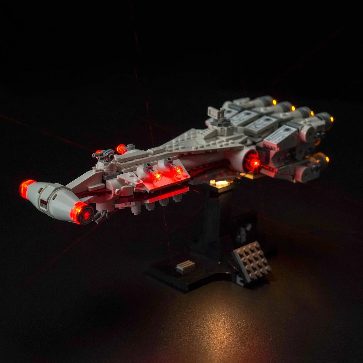 Lego Raumschiff Modell mit roter LED Beleuchtung auf schwarzem Hintergrund