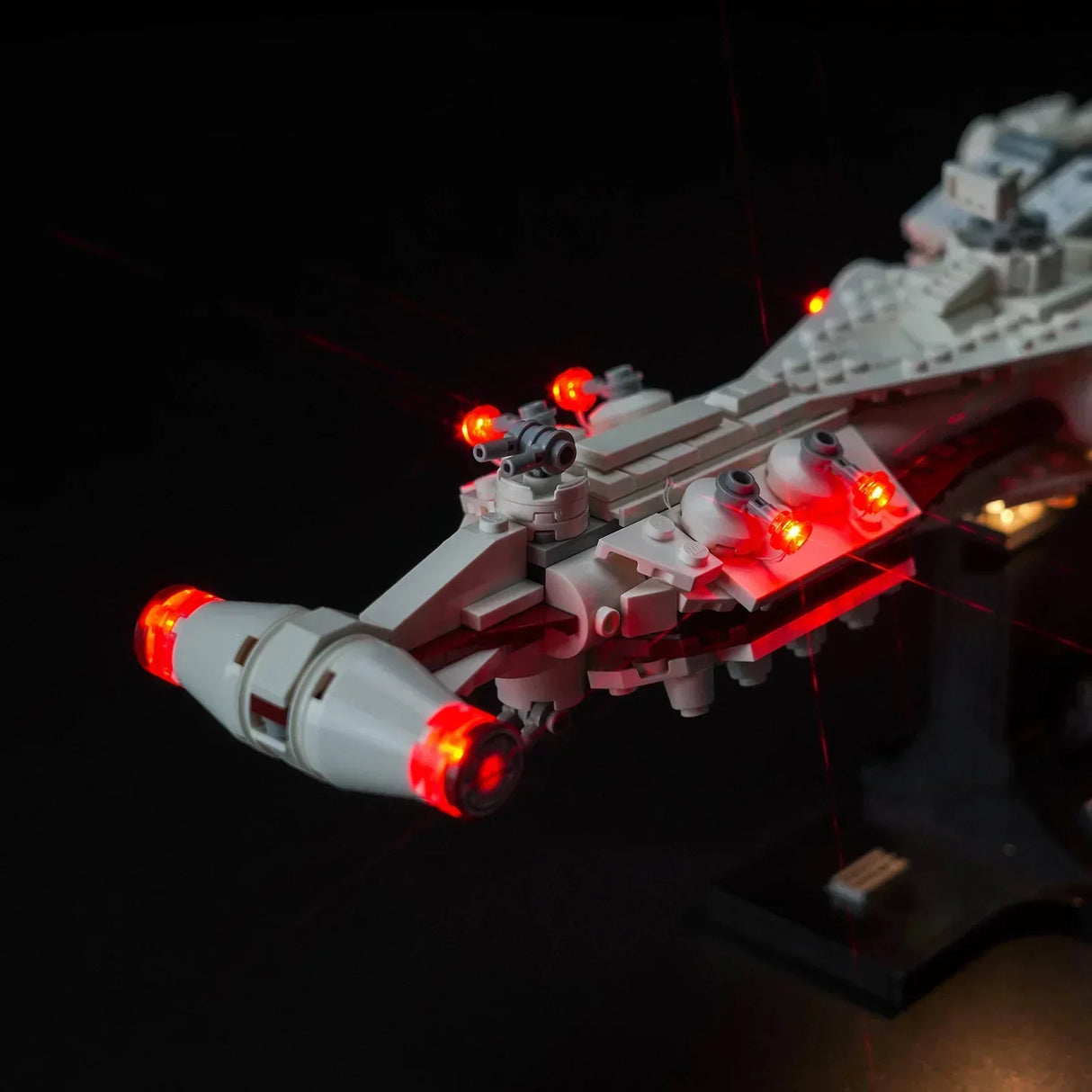 Lego Raumschiff Modell mit roter LED Beleuchtung vor schwarzem Hintergrund