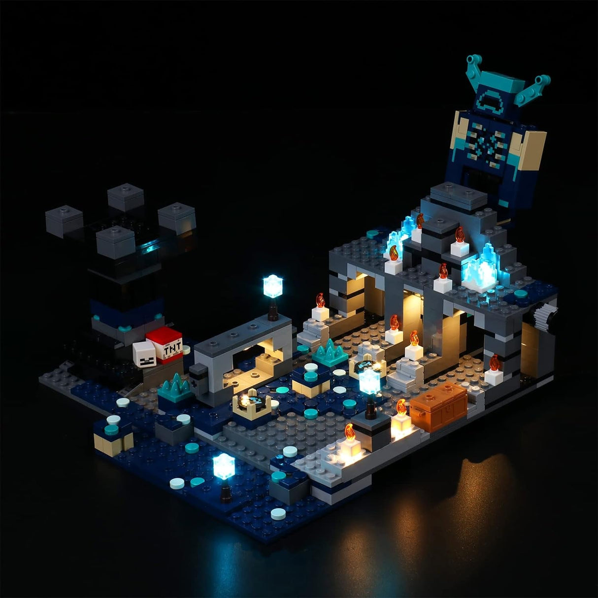 Beleuchtetes Minecraft Lego Set mit Wächter Figur und TNT Block vor schwarzem Hintergrund