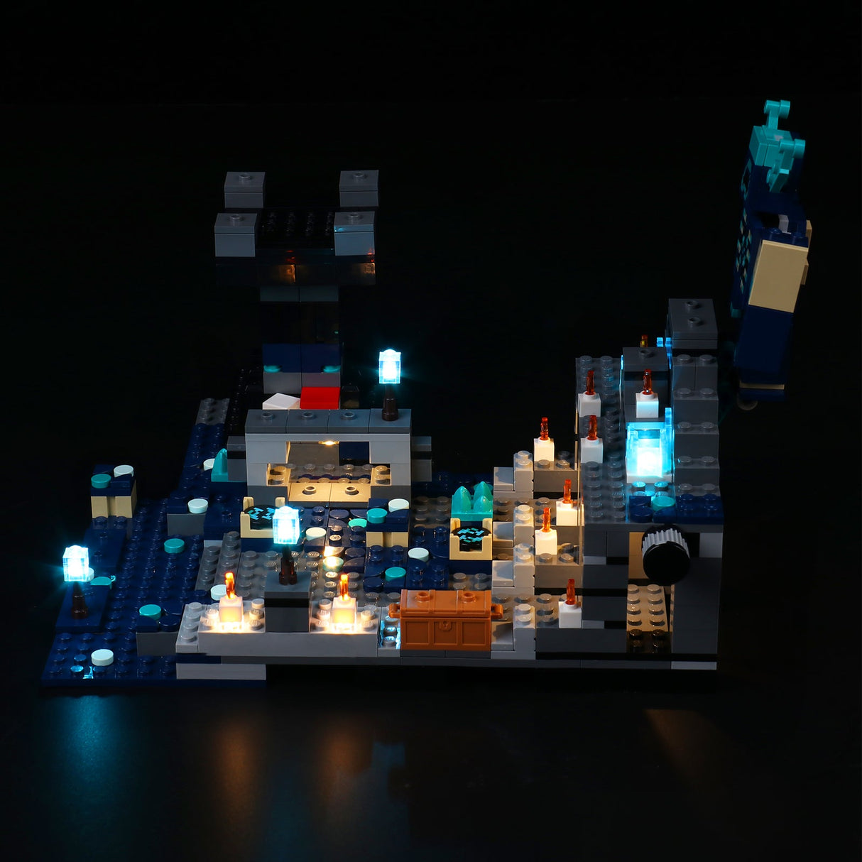 Beleuchtetes Lego Minecraft Set mit blauen und warmweißen LED Lichtern vor schwarzem Hintergrund