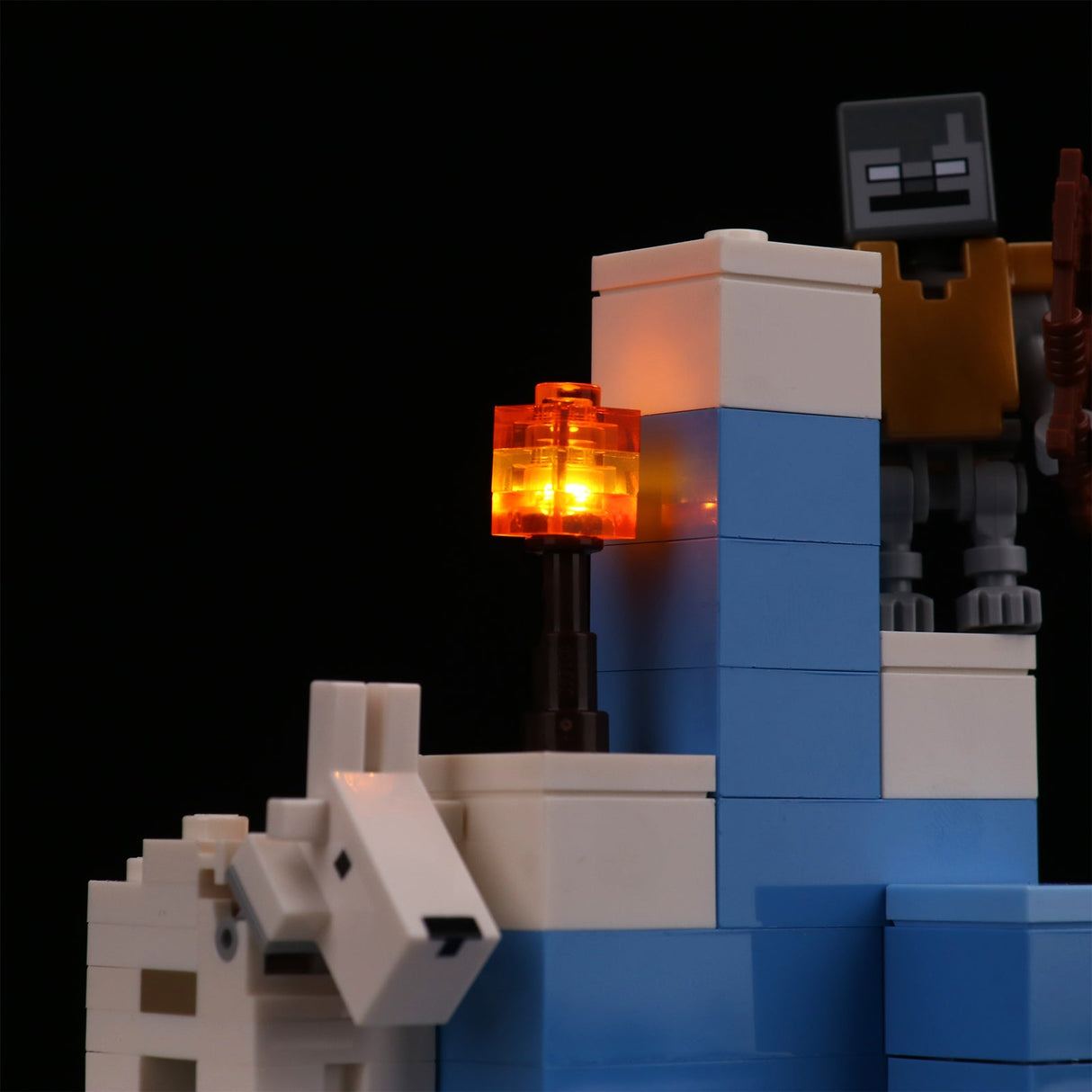 Minecraft Lego Figur mit Fackel auf blau weißen Bausteinen