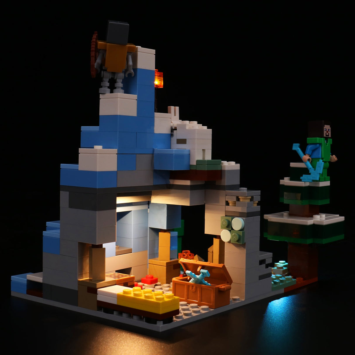 Beleuchtetes Lego Minecraft Set mit Figuren und Schatztruhe vor schwarzem Hintergrund
