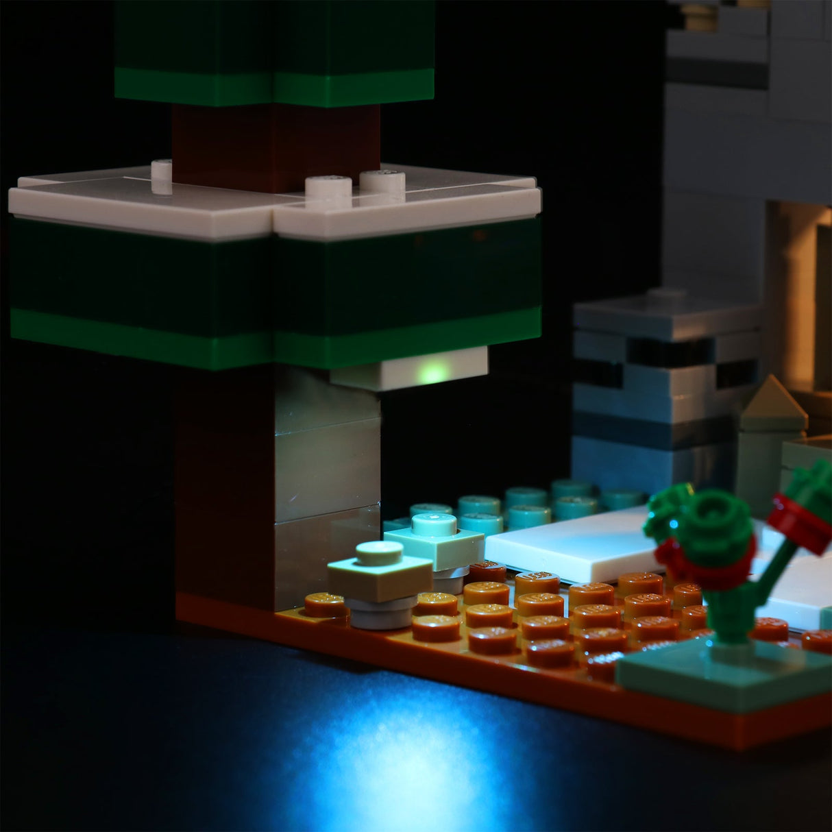 Beleuchtetes Lego Minecraft Set mit Baum und Blumen auf brauner Grundplatte