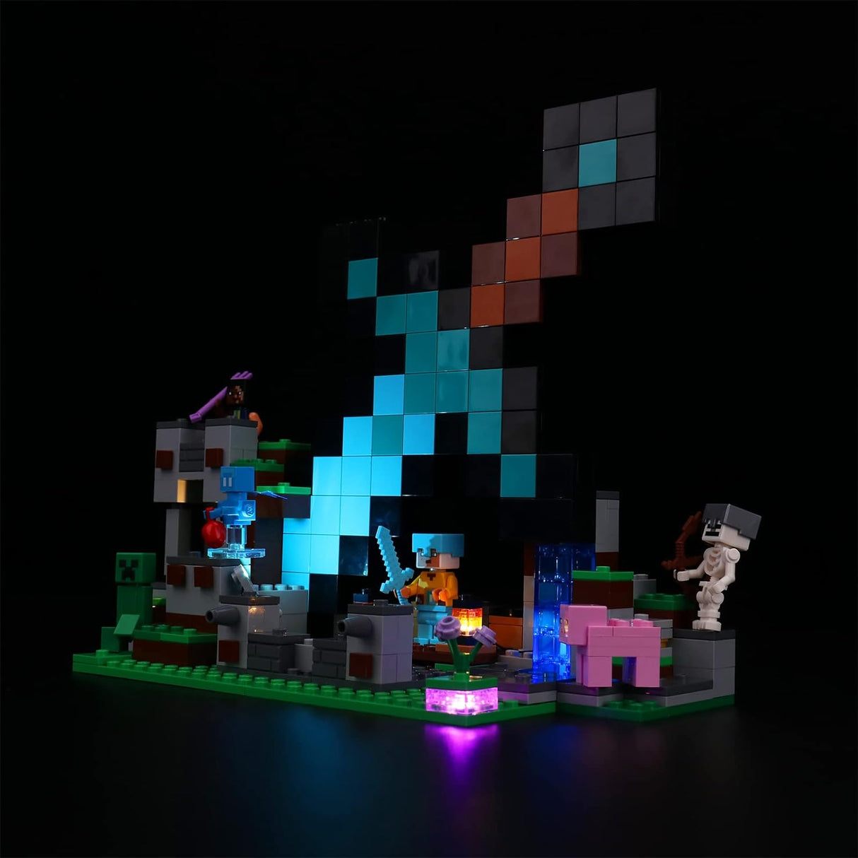 Beleuchtetes Lego Minecraft Set mit Schwert und Spielfiguren vor schwarzem Hintergrund