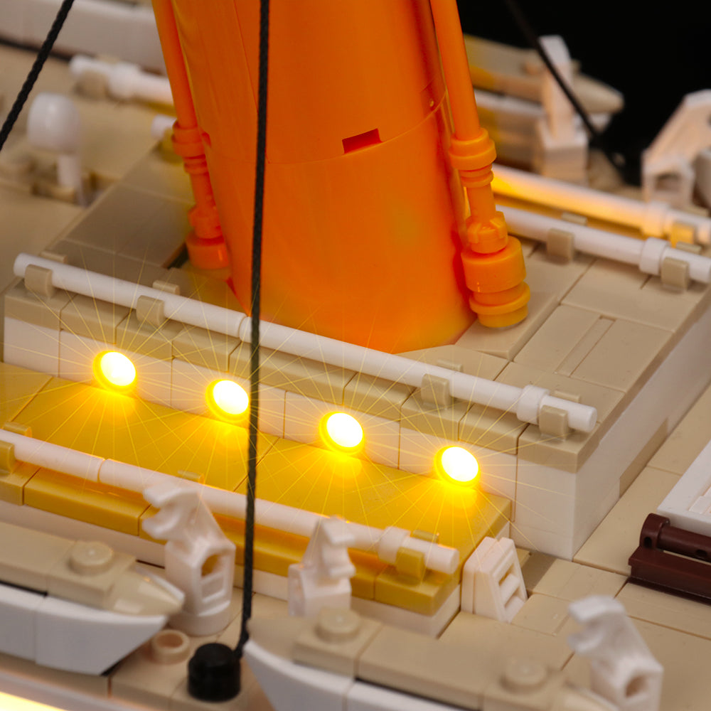 Nahaufnahme der warmweißen LED-Beleuchtung an den Decksaufbauten und Schornsteinen des LEGO Titanic 10294 Modells.