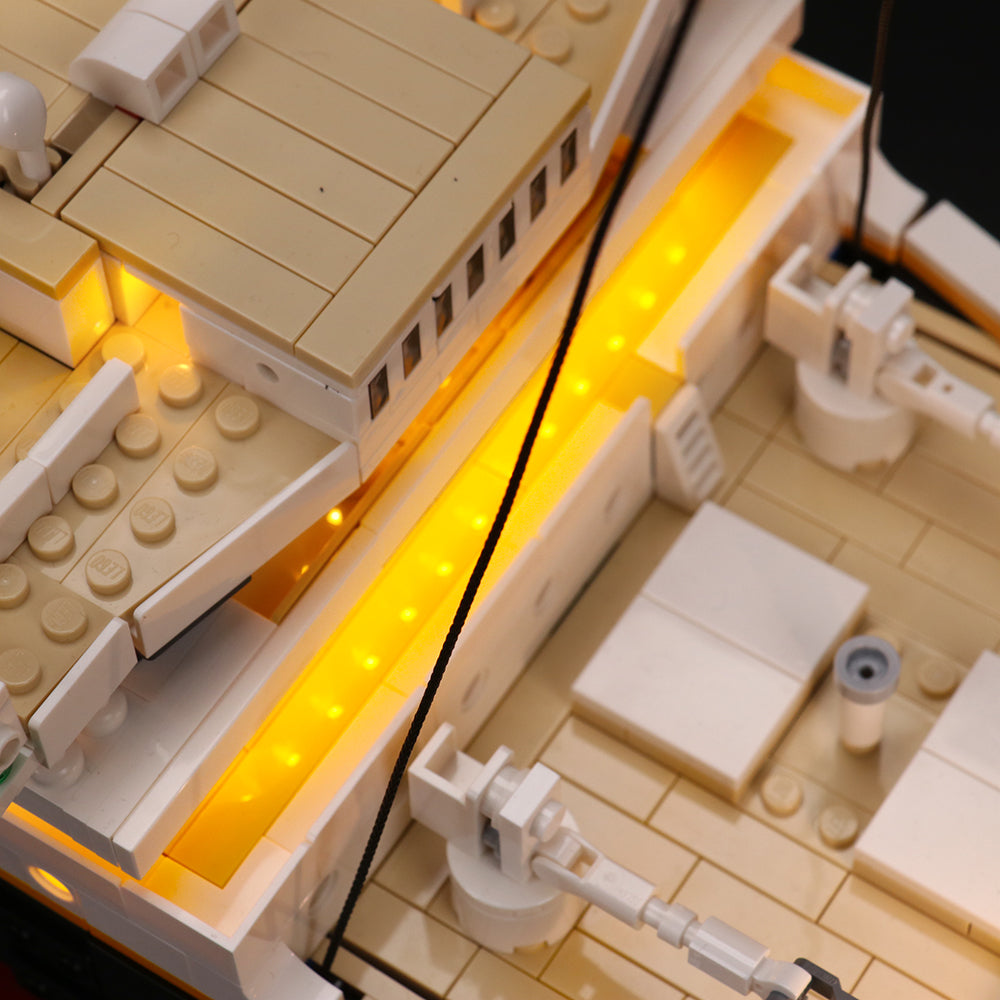 Draufsicht auf das detailgetreue LEGO Titanic Deck mit stimmungsvoller LED-Beleuchtung entlang der Promenaden und Decksübergänge.