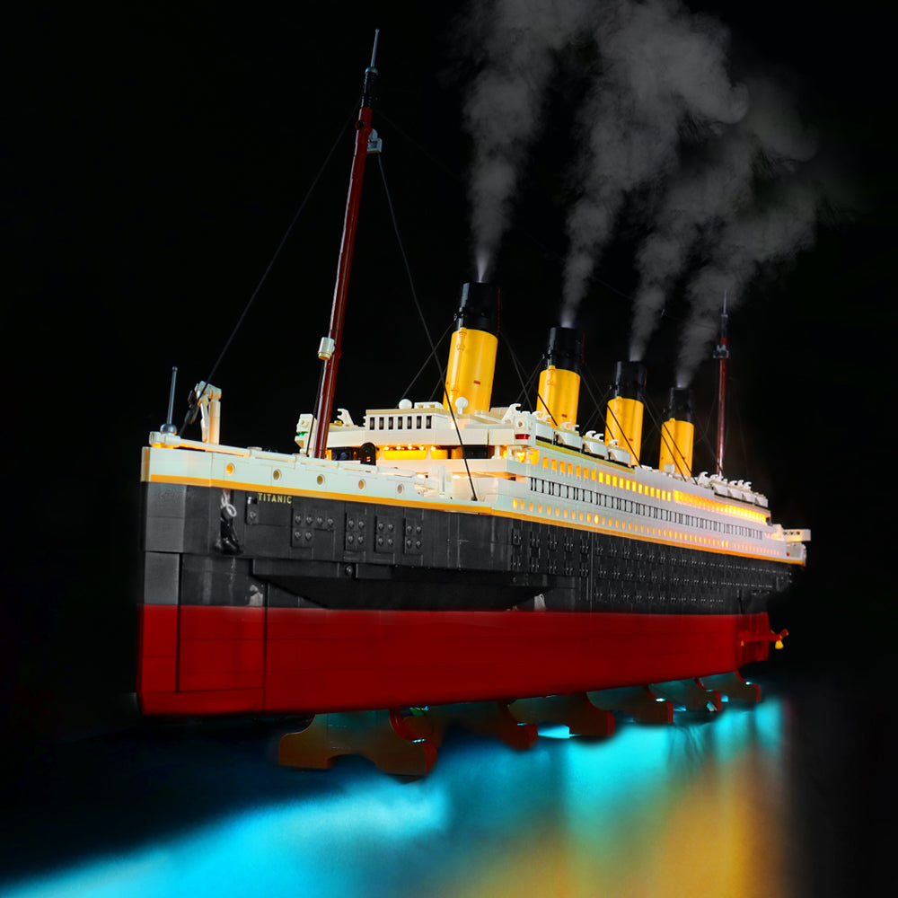 Frontale Perspektive des LEGO Titanic 10294 Luxusliners mit warmen LED-Lichtern in den Kabinen und einer blau schimmernden Rumpfbeleuchtung.