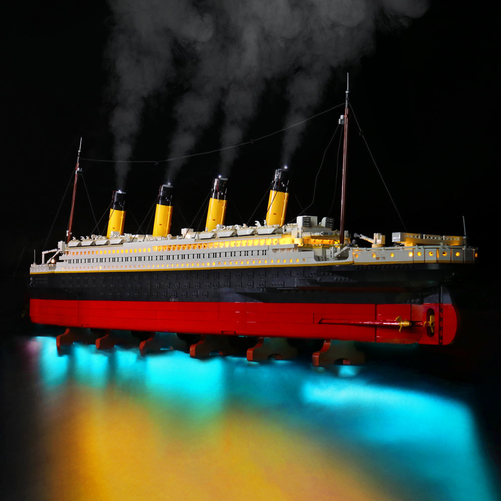 Seitenansicht des beleuchteten LEGO Titanic Modells auf Ständern mit spektakulären LED-Lichteffekten am Rumpf und den Schornsteinen.