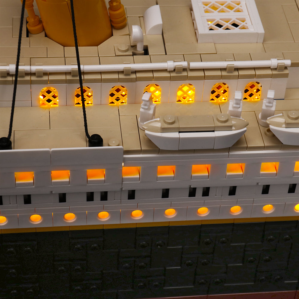 Detailansicht der beleuchteten Bullaugen und Fensterreihen des LEGO Titanic Schiffsmodells mit eingebautem LED-Lichtset.