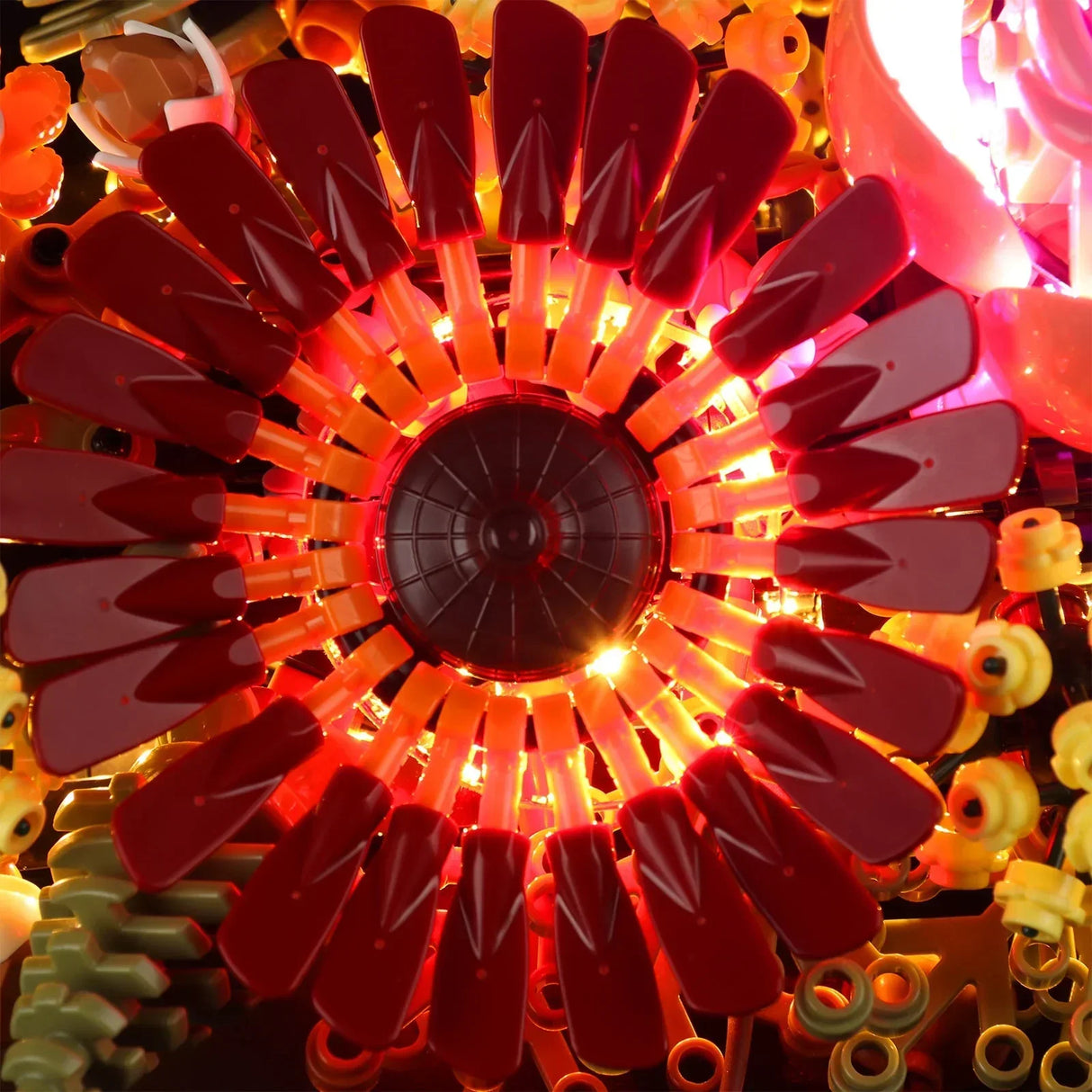 Nahaufnahme der rot-orange leuchtenden Gerbera-Blüte aus dem LEGO Set 10314 Trockenblumengesteck mit eingebauter LED-Beleuchtung.