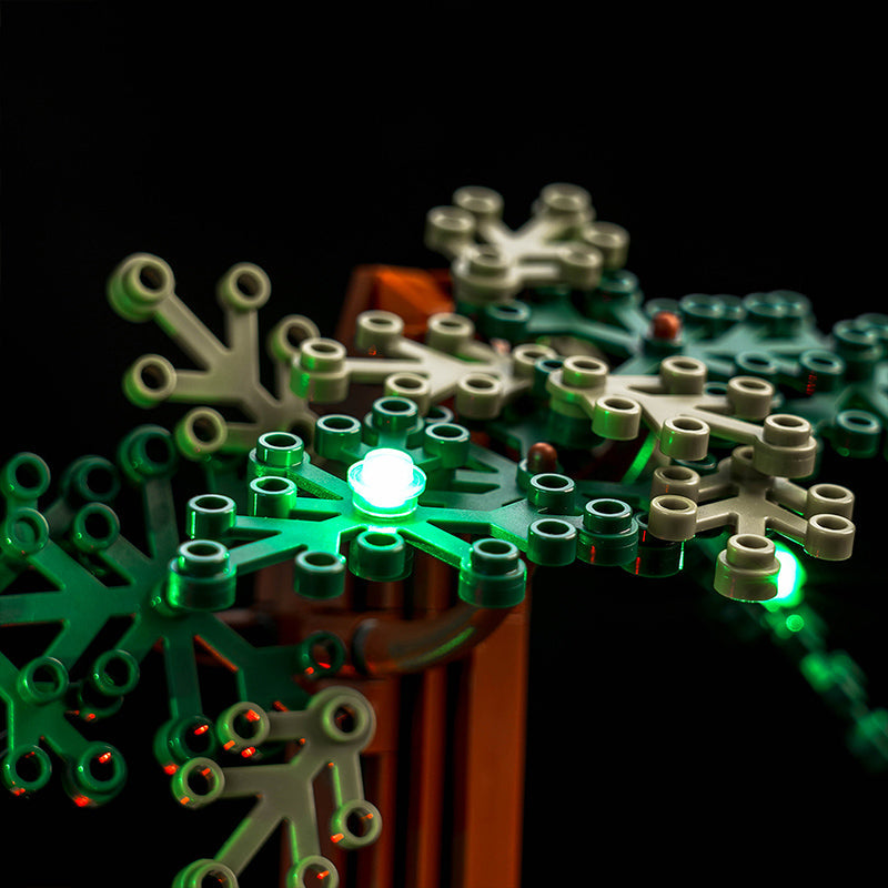 Beleuchtete grüne Lego Tannenzweige vor schwarzem Hintergrund