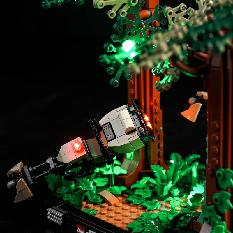 Beleuchtetes Lego Modell eines Raumschiffs in einer Waldumgebung