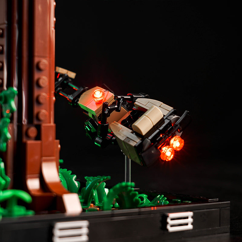Beleuchtetes Lego Speeder Bike vor einem Baumstamm