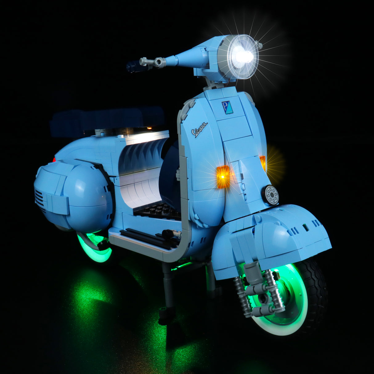 Hellblaues Vespa Modell aus Klemmbausteinen mit aktiver LED Beleuchtung vor schwarzem Hintergrund