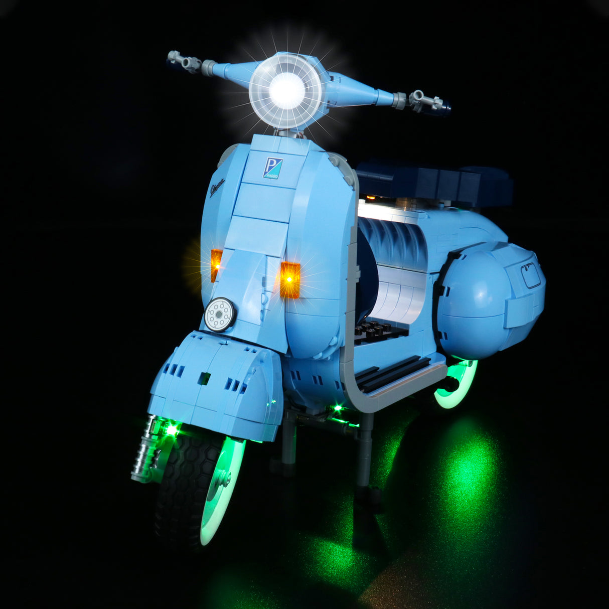 Hellblaues Vespa Modell aus Klemmbausteinen mit aktiver LED Beleuchtung vor schwarzem Hintergrund