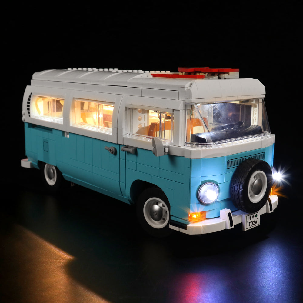 Beleuchtetes Lego Modell eines blau weissen VW Busses vor schwarzem Hintergrund