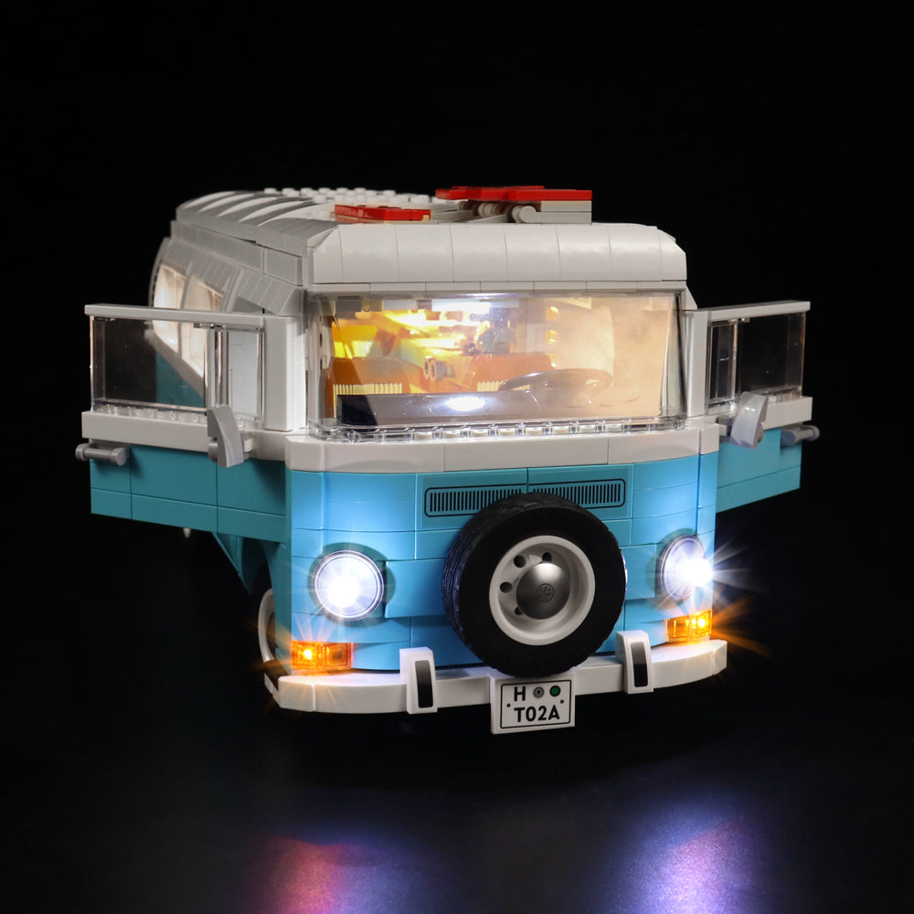 Beleuchtetes Lego Modell eines blau weißen VW Busses vor schwarzem Hintergrund