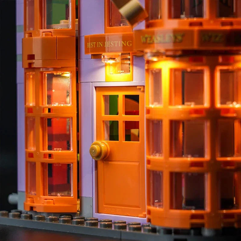 Beleuchtete Fassade von Weasleys Zauberhafte Zauberscherze aus Lego Steinen