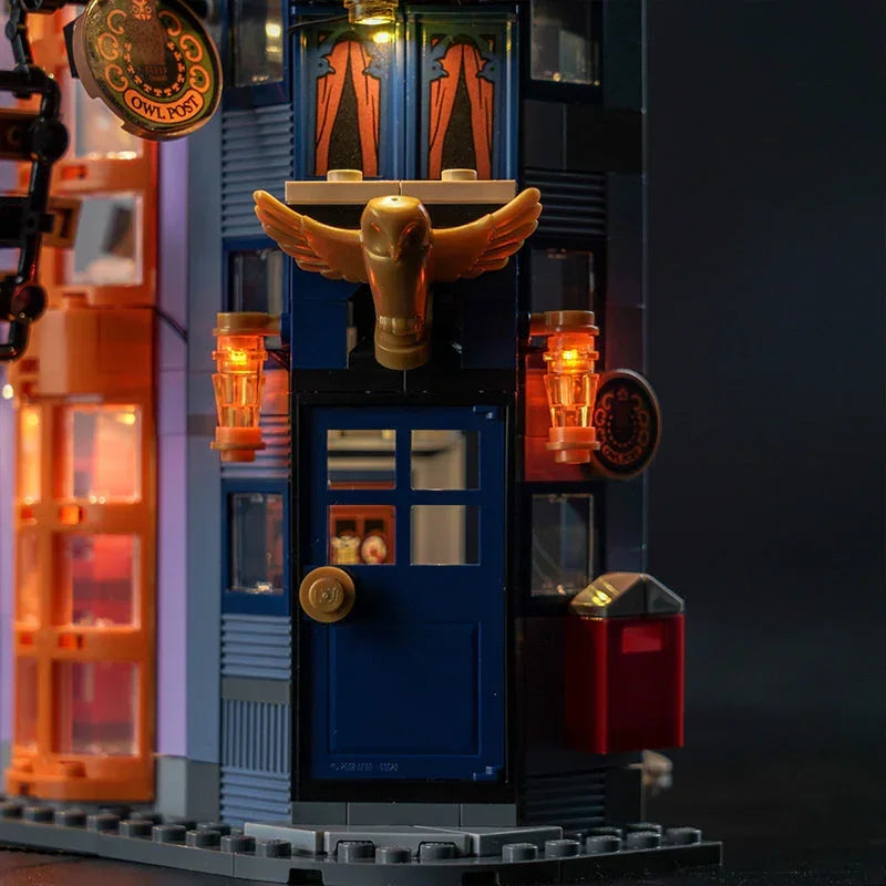 Beleuchtetes Lego Modell der Eulenpost mit goldener Eulenfigur über der Tür