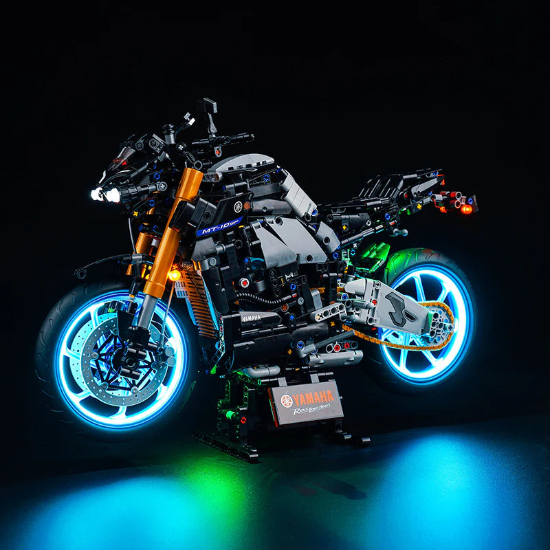 Lego Technic Yamaha MT-10 SP Modell mit blauer LED Beleuchtung vor schwarzem Hintergrund