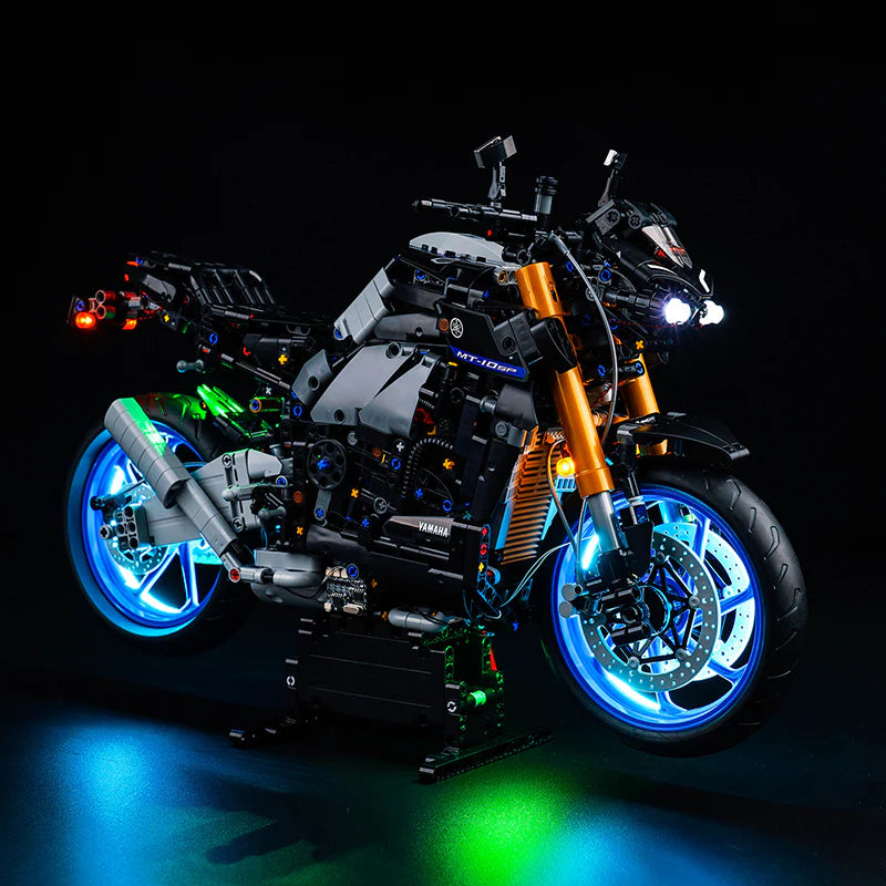 Lego Technic Yamaha Motorrad Modell mit blauer und grüner LED Beleuchtung vor schwarzem Hintergrund