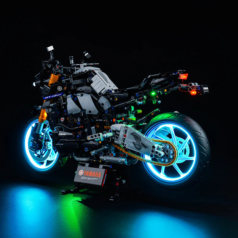 Lego Technic Yamaha Motorrad Modell mit blauer LED Beleuchtung auf schwarzem Hintergrund