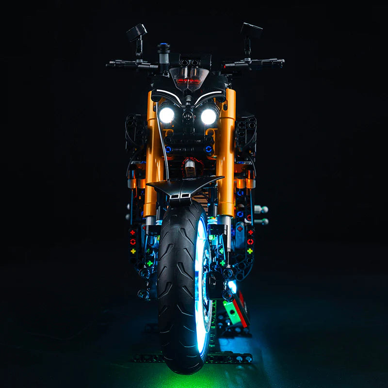 Vorderansicht eines Motorradmodells mit leuchtenden Scheinwerfern vor schwarzem Hintergrund