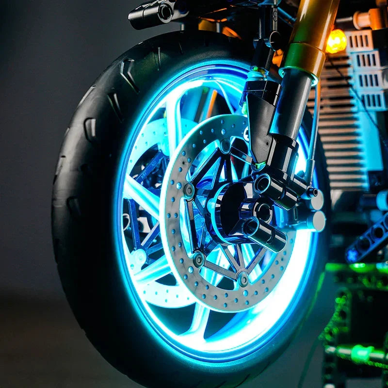 Nahaufnahme eines Motorradvorderrads mit leuchtend blauer LED Beleuchtung an der Felge