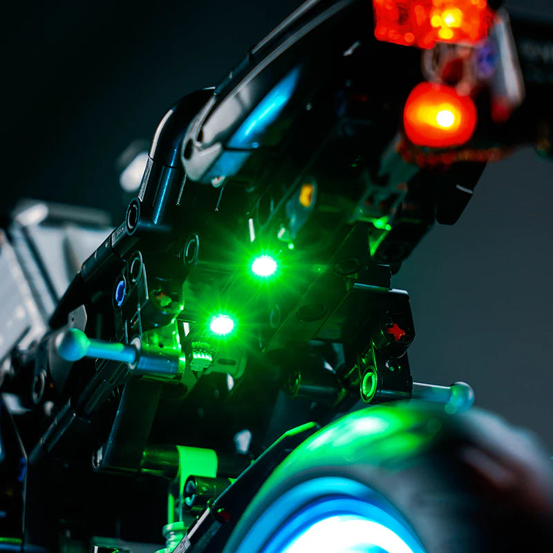 Detailansicht eines Motorradmodells mit leuchtenden grünen und roten LED Lichtern