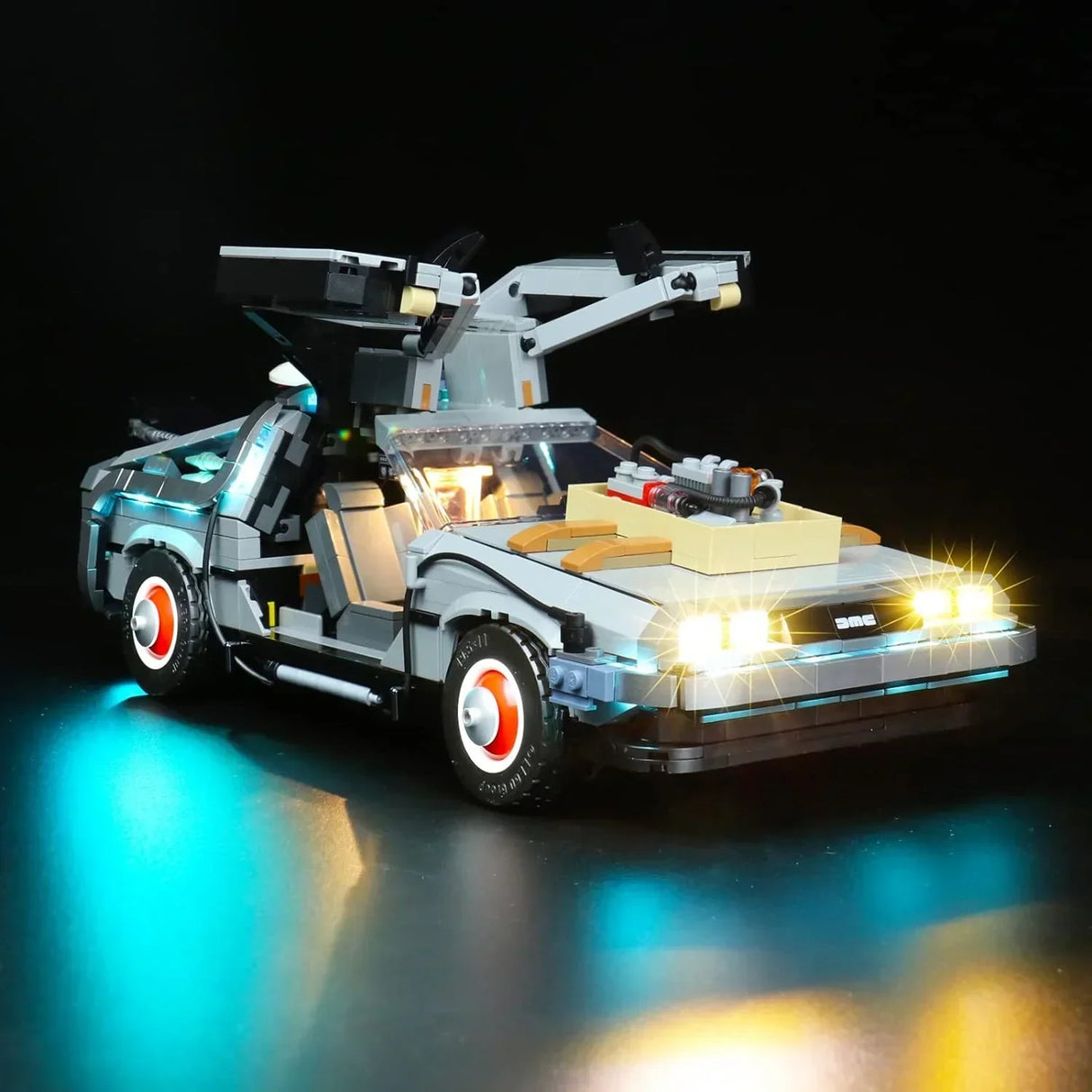 Beleuchtetes Lego Modell des DeLorean aus Zurück in die Zukunft mit geöffneten Flügeltüren