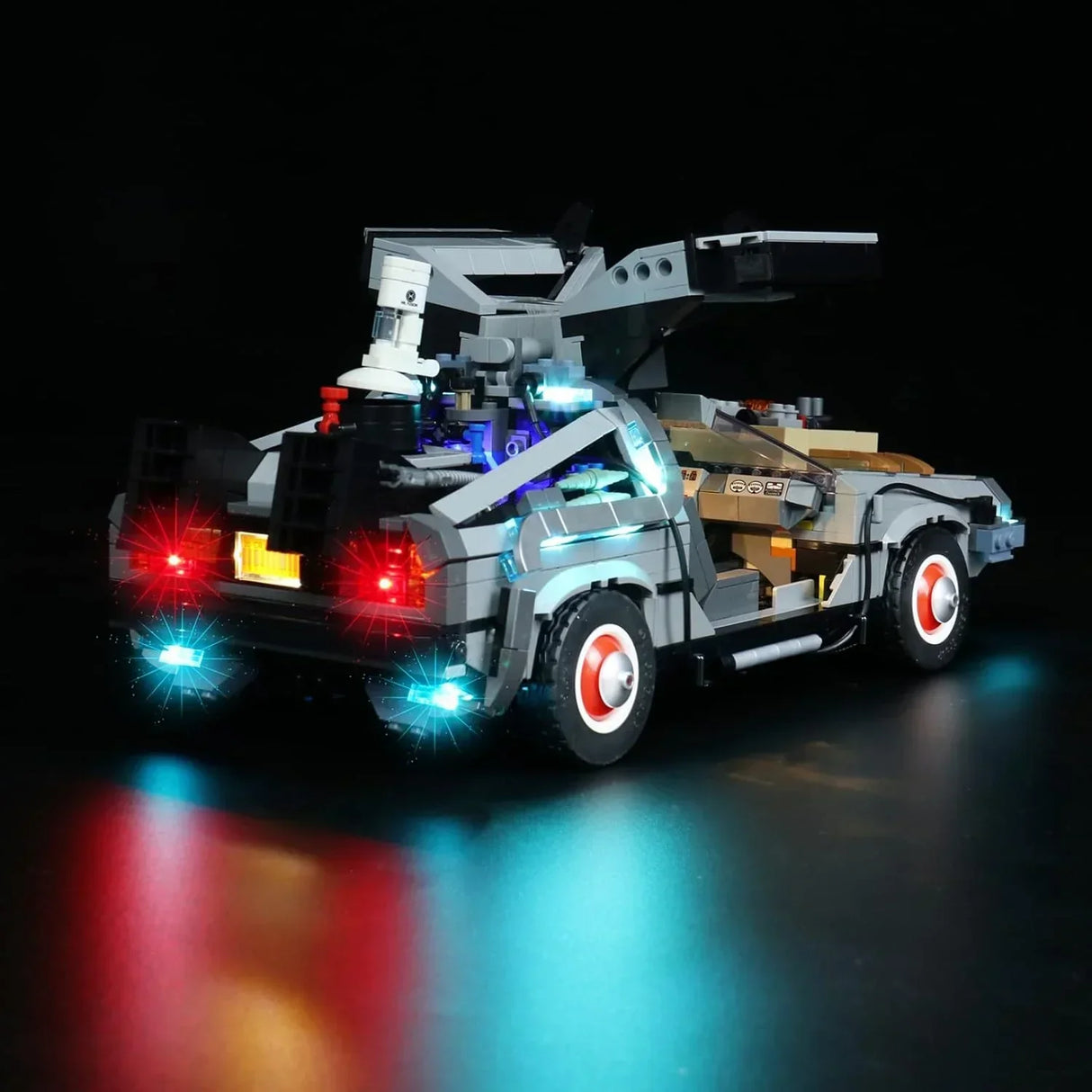 Beleuchtetes Lego Modell des DeLorean aus Zurück in die Zukunft vor schwarzem Hintergrund