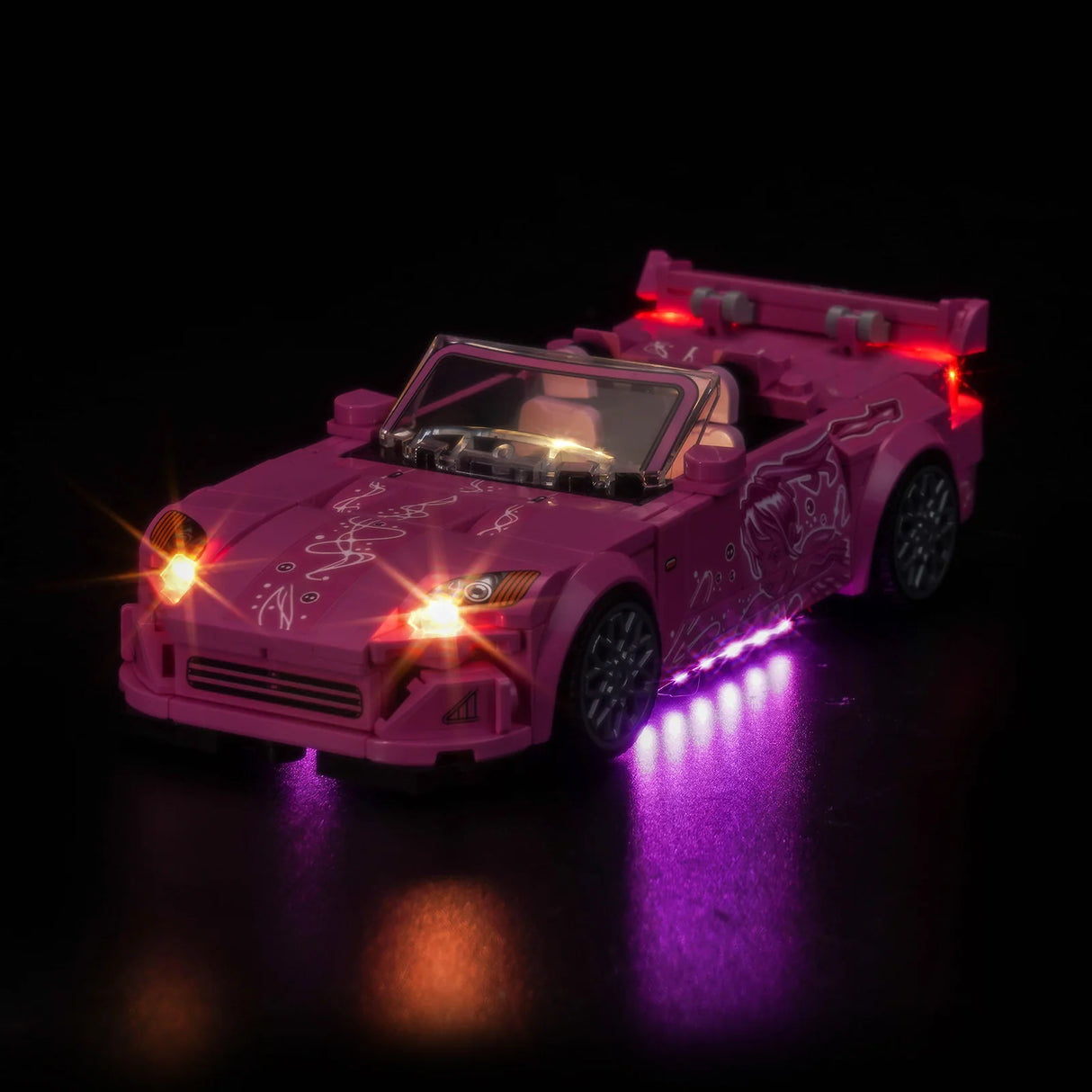 Pinkes Spielzeugauto mit leuchtenden Scheinwerfern, Rücklichtern und Unterbodenbeleuchtung
