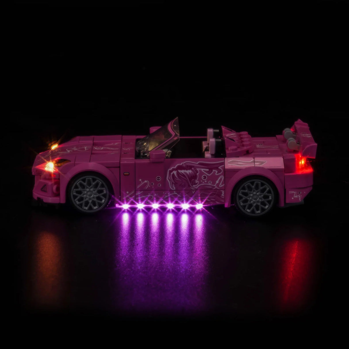 Pinkes Spielzeugauto mit leuchtenden Scheinwerfern, Rücklichtern und Unterbodenbeleuchtung